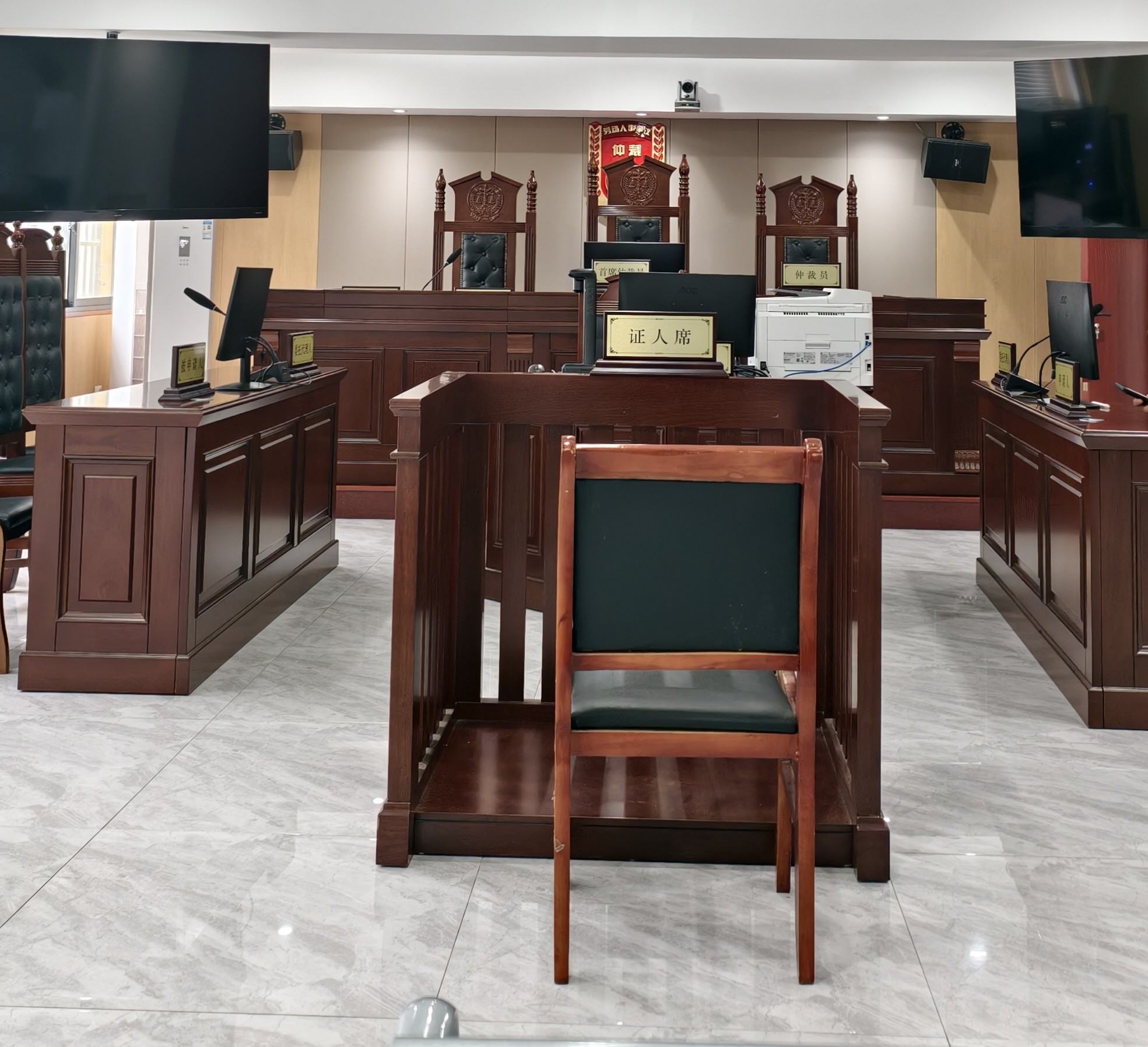 Inside Jingdezhen People's Court.